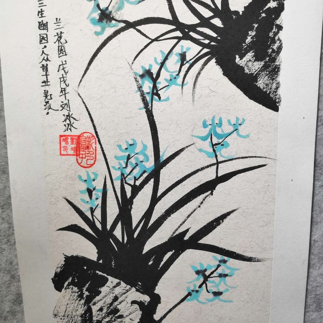 戴眼镜的小白胖子