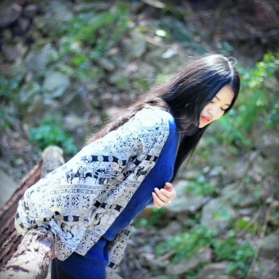 两个月亮姑娘